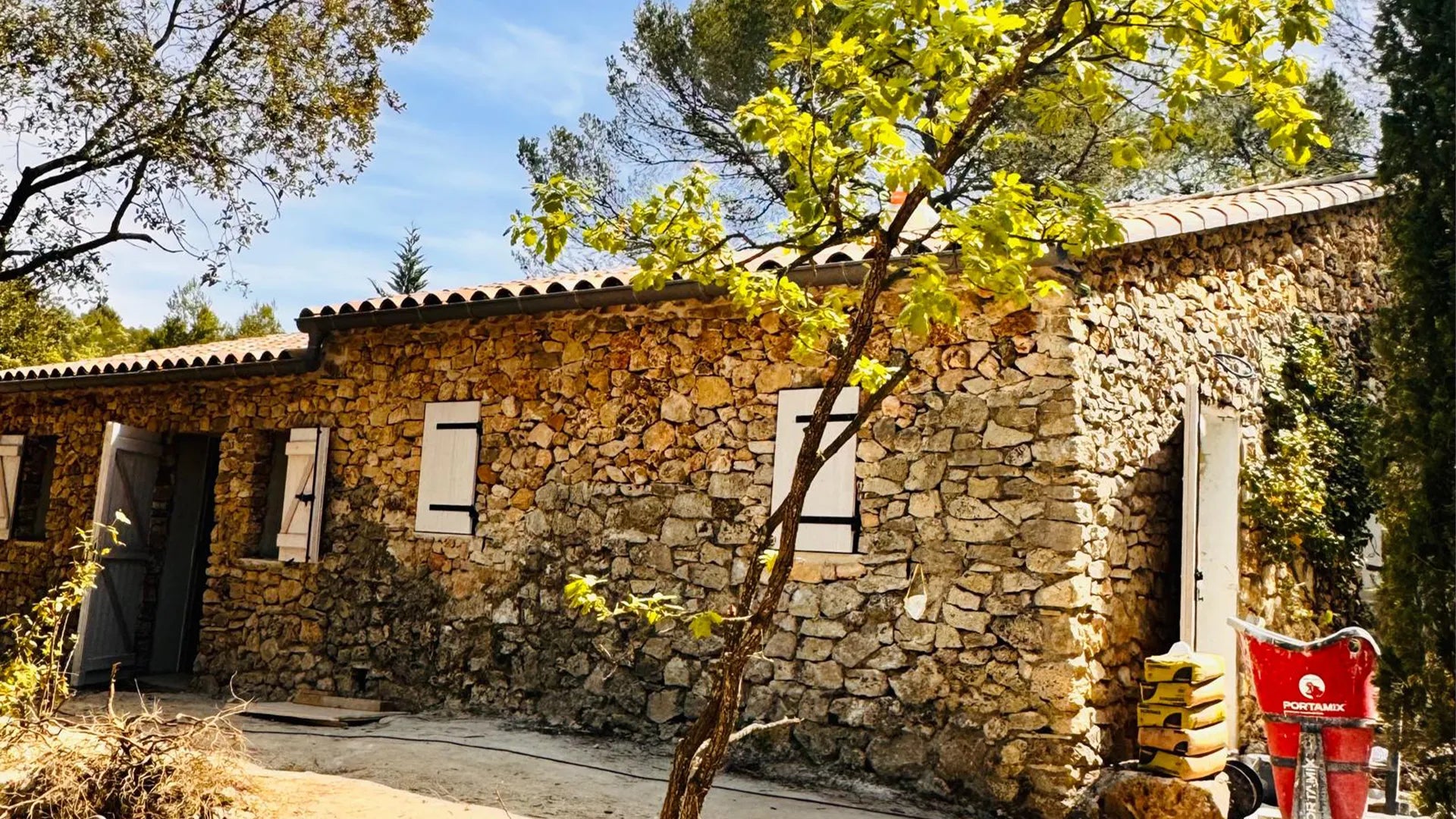 L'Art de la Préparation : Rénovation de Prestige et Béton Lithos, Béton Ciré “Franck & Ben” à Varages
