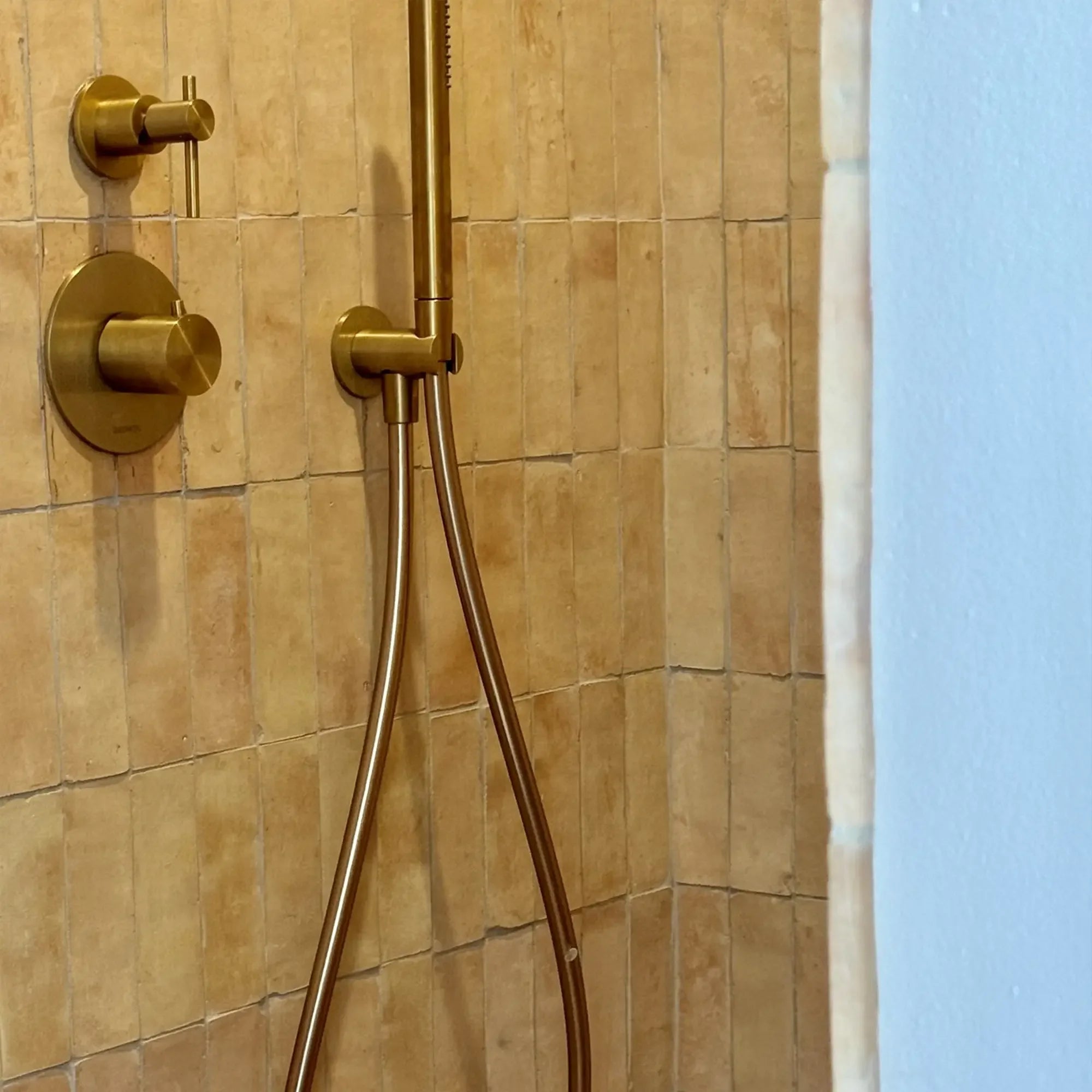 Bejmat naturel en salle d'eau, application murale et sol en terre cuite marocaine