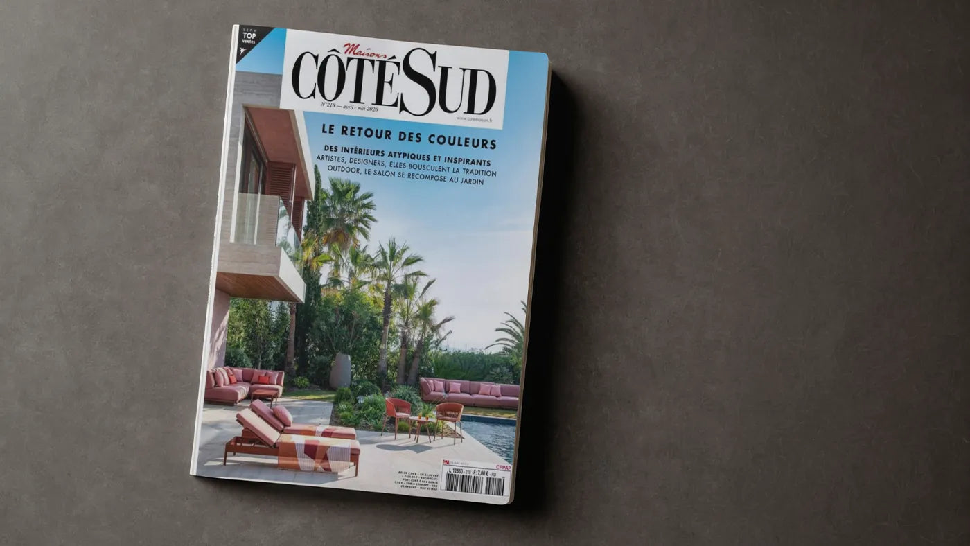 Couverture du magazine Maisons Côté Sud présentant un jardin méditerranéen avec piscine