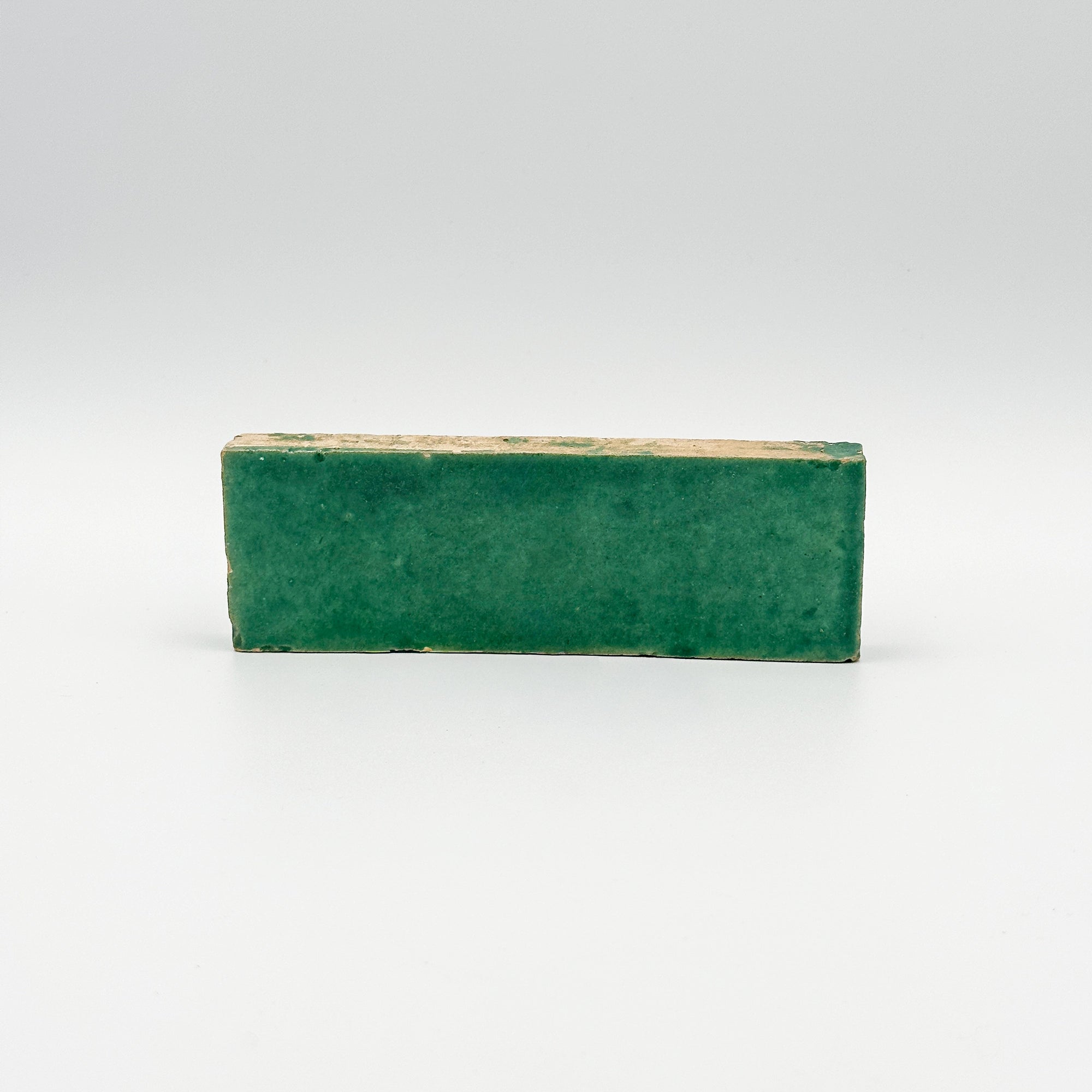 Bejmat émaillé vert 5x15 cm en fin de série. Idéal pour crédence de cuisine et salle de bain. Retrouvez la vibration des matières artisanales du Jardin des Matières. Quantités limitées, prix atelier.