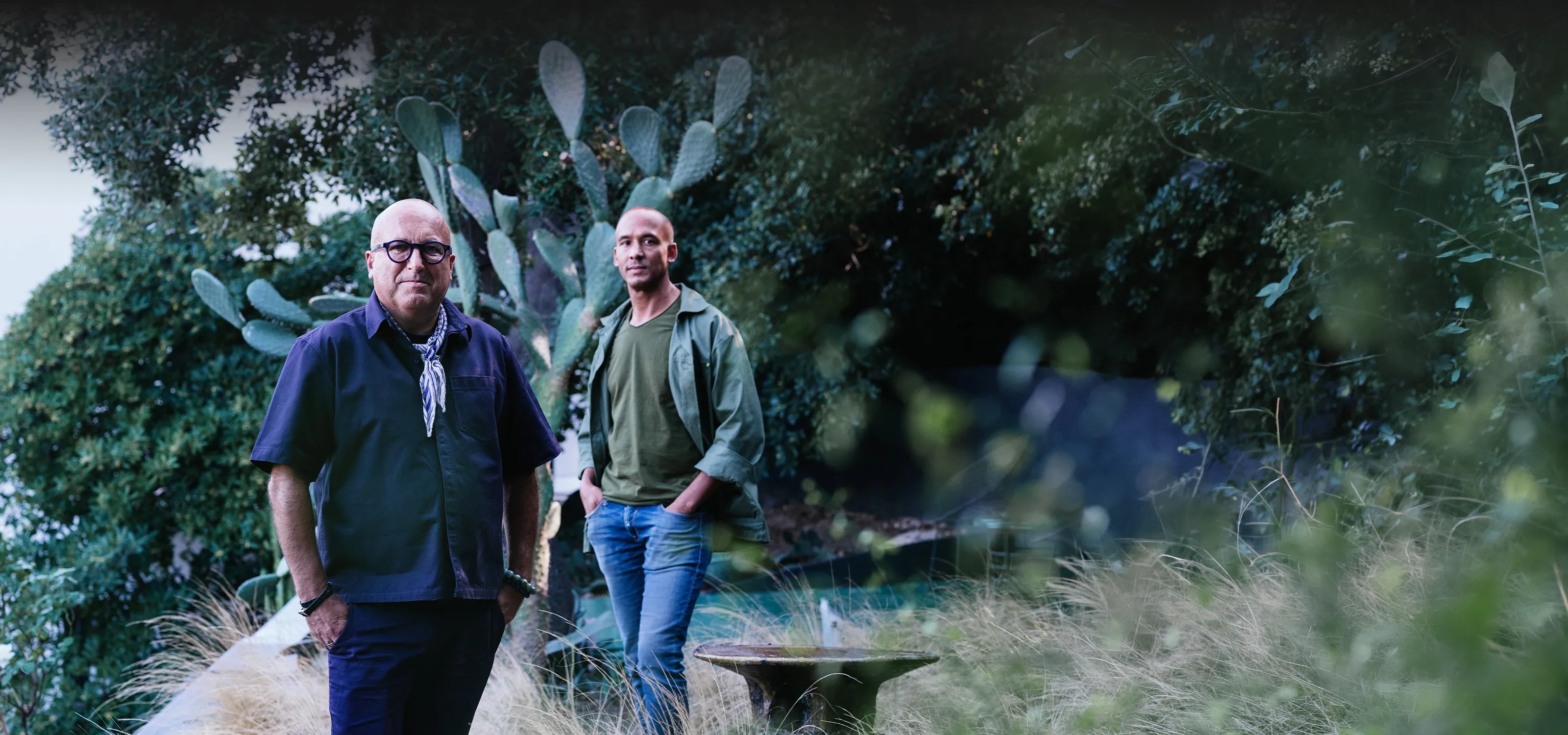 Franck et Ben, fondateurs du Jardin des Matières, dans un jardin méditerranéen à Marseille
